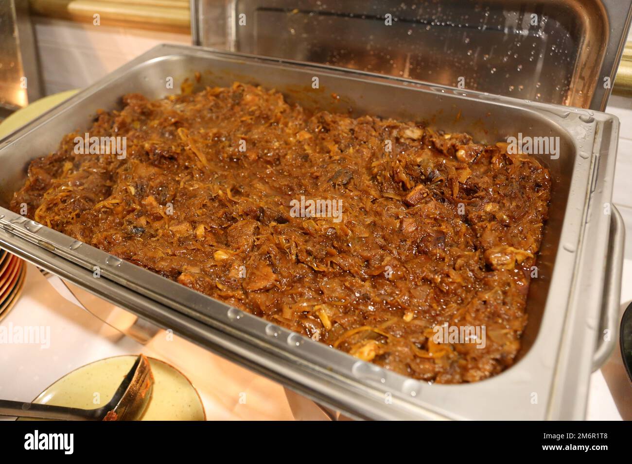 Restaurant restauration plateau chaud chauffé plein de ragoût de chou de style polonais (bigos). Banque D'Images