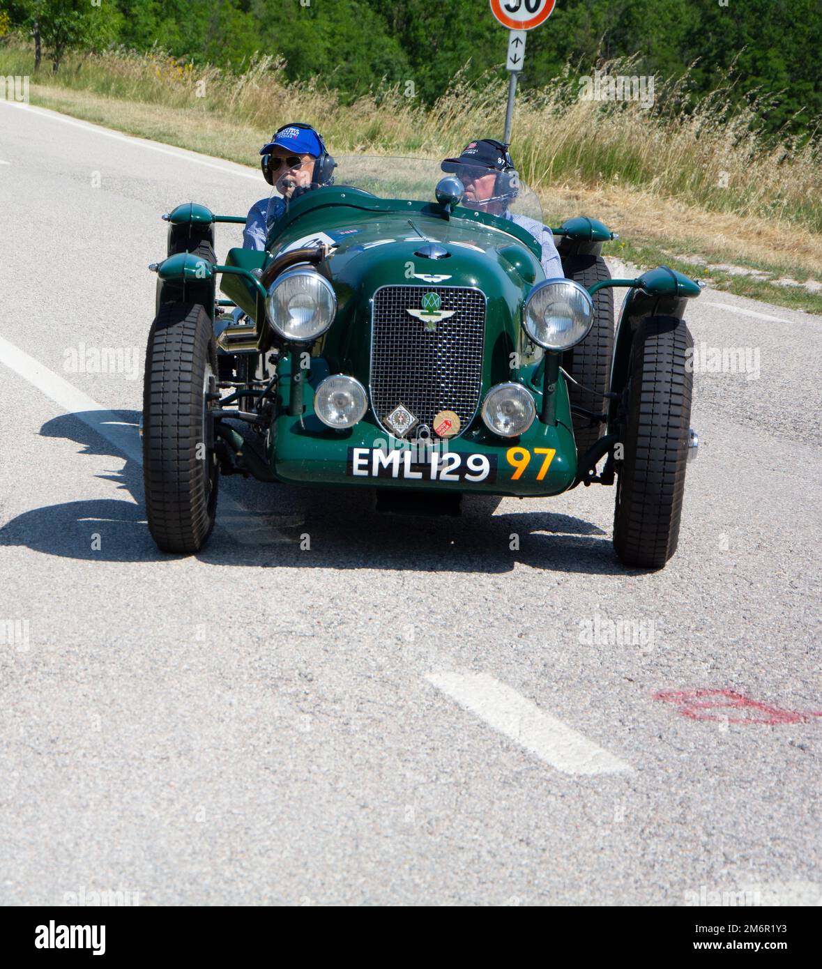 ASTON MARTIN modèle DE VITESSE 2 LITRES SPA SPÉCIAL 1936 sur une vieille voiture de course dans le rallye mille Miglia 2022 le célèbre historique italien Banque D'Images