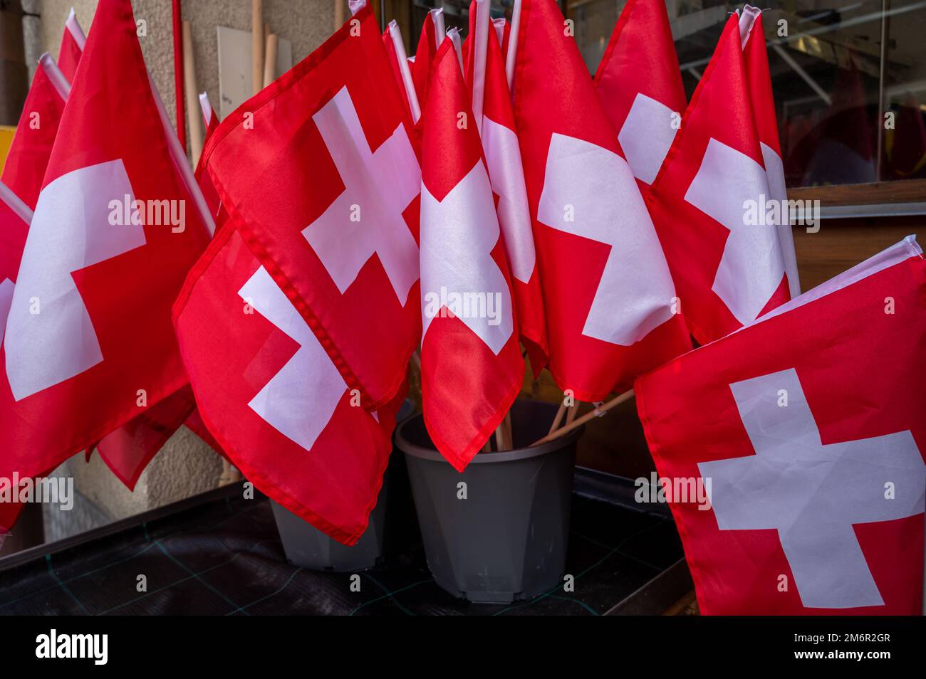 Drapeau suisse. Groupe de drapeau de la Suisse. Drapeau carré rouge avec une croix blanche au centre. Banque D'Images