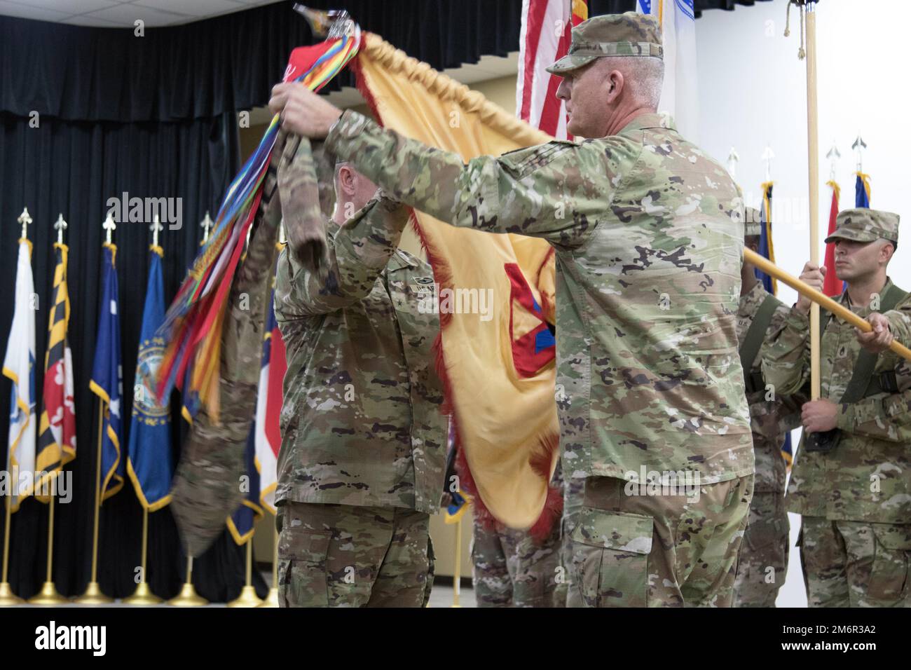 Brig. Le général Thomas Vickers et le sergent de commandement Kevin Gaiser, l’équipe de commandement du Commandement du soutien expéditionnaire 135th, ont fait connaître les couleurs de leur unité lors d’une cérémonie de transfert d’autorité au Camp Arifjan, au Koweït, au 4 mai 2022. Au cours de la cérémonie, le 135th ESC a assumé la mission du poste de commandement opérationnel du Commandement du soutien du Théâtre de 1st à partir du Commandement du soutien expéditionnaire de 3rd. Banque D'Images