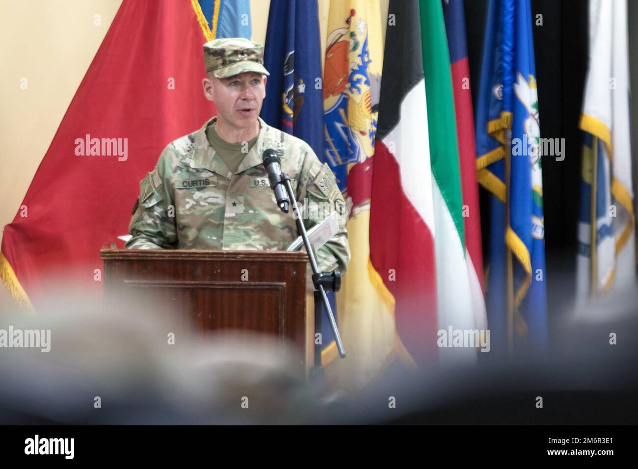 Brig. Le général lance G. Curtis, commandant général du 3rd Commandement du soutien expéditionnaire, parle lors d'une cérémonie de transfert d'autorité au Camp Arifjan, Koweït, 4 mai 2022. Au cours de la cérémonie, le Commandement du soutien expéditionnaire de 3rd a transféré l’autorité de la mission du poste de commandement opérationnel du Commandement du soutien du Théâtre de 1st au Commandement du soutien expéditionnaire de Birmingham, en Alabama, basé en 135th. Banque D'Images