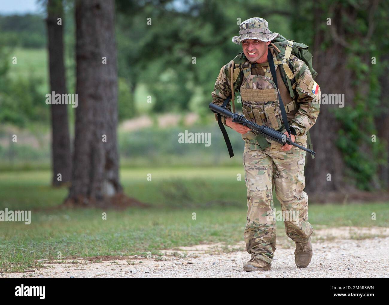 MRO1 Luis Covarrubias-Villagra, Marines navales chiliennes, participe à une marche de 6 km à l'occasion de la compétition du meilleur guerrier au Camp Swift, Texas, 4 mai 2022. La compétition amicale de trois jours met les militaires au défi de leur savoir militaire professionnel, de leur stratégie de markass, de leur parcours d'obstacles et de leur navigation terrestre. Les lauréats de l’Armée de terre de cet événement représenteront le Texas à la compétition du meilleur guerrier de la région V de la Garde nationale. Banque D'Images