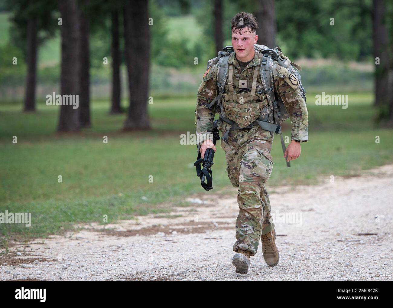 Benjamin Wallace, 136th Manuever Enhancement Brigade, Garde nationale de l'armée du Texas, participe à une marche de 6 km à l'occasion de la compétition du meilleur guerrier au Camp Swift, Texas, 4 mai 2022. La compétition amicale de trois jours met les militaires au défi de leur savoir militaire professionnel, de leur stratégie de markass, de leur parcours d'obstacles et de leur navigation terrestre. Les lauréats de l’Armée de terre de cet événement représenteront le Texas à la compétition du meilleur guerrier de la région V de la Garde nationale. Banque D'Images