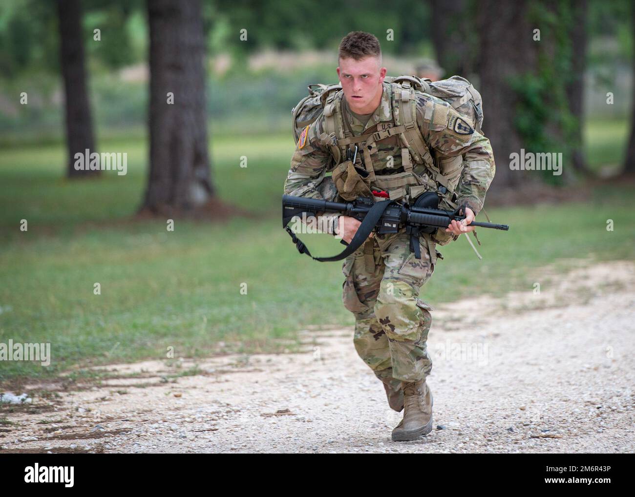 Le SPC. Nickalus Johnson, 176th Engineer Brigade, Garde nationale de l'armée du Texas, participe à une marche de 6 km à l'occasion de la compétition du meilleur guerrier au Camp Swift, Texas, 4 mai 2022. La compétition amicale de trois jours met les militaires au défi de leur savoir militaire professionnel, de leur stratégie de markass, de leur parcours d'obstacles et de leur navigation terrestre. Les lauréats de l’Armée de terre de cet événement représenteront le Texas à la compétition du meilleur guerrier de la région V de la Garde nationale. Banque D'Images