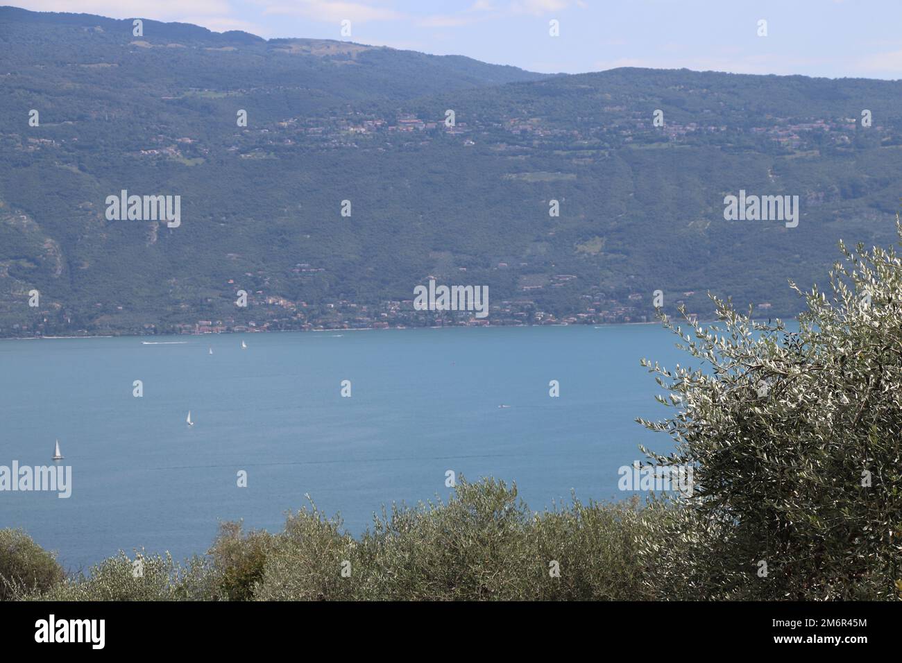 Paysage du lac de Garde, Italie. Photo de haute qualité Banque D'Images