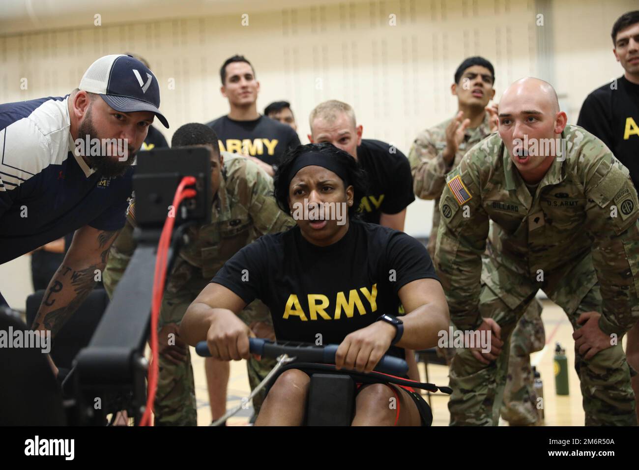 ÉTATS-UNIS Corine Hamilton, le SPC de l'armée, participe à l'épreuve sportive d'aviron aux États-Unis Essais de l'armée à fort Bragg, Caroline du Nord, 4 mai. Près de 40 soldats blessés, malades et blessés et anciens combattants sont à fort Bragg 3 mai - 9 pour participer à une série d'événements sportifs, y compris le tir à l'arc, le vélo, le tir, le volley-ball assis, la natation, levage motorisé, piste, champ, aviron et basketball en fauteuil roulant. L'Armée de terre organise des épreuves de qualification pour Active Duty et les anciens combattants pour évaluer et sélectionner des athlètes pour la compétition aux Jeux du guerrier du DoD. Les athlètes en service actif se disputent en personne aux essais de l'Armée de terre pour laquelle ils seront évalués Banque D'Images