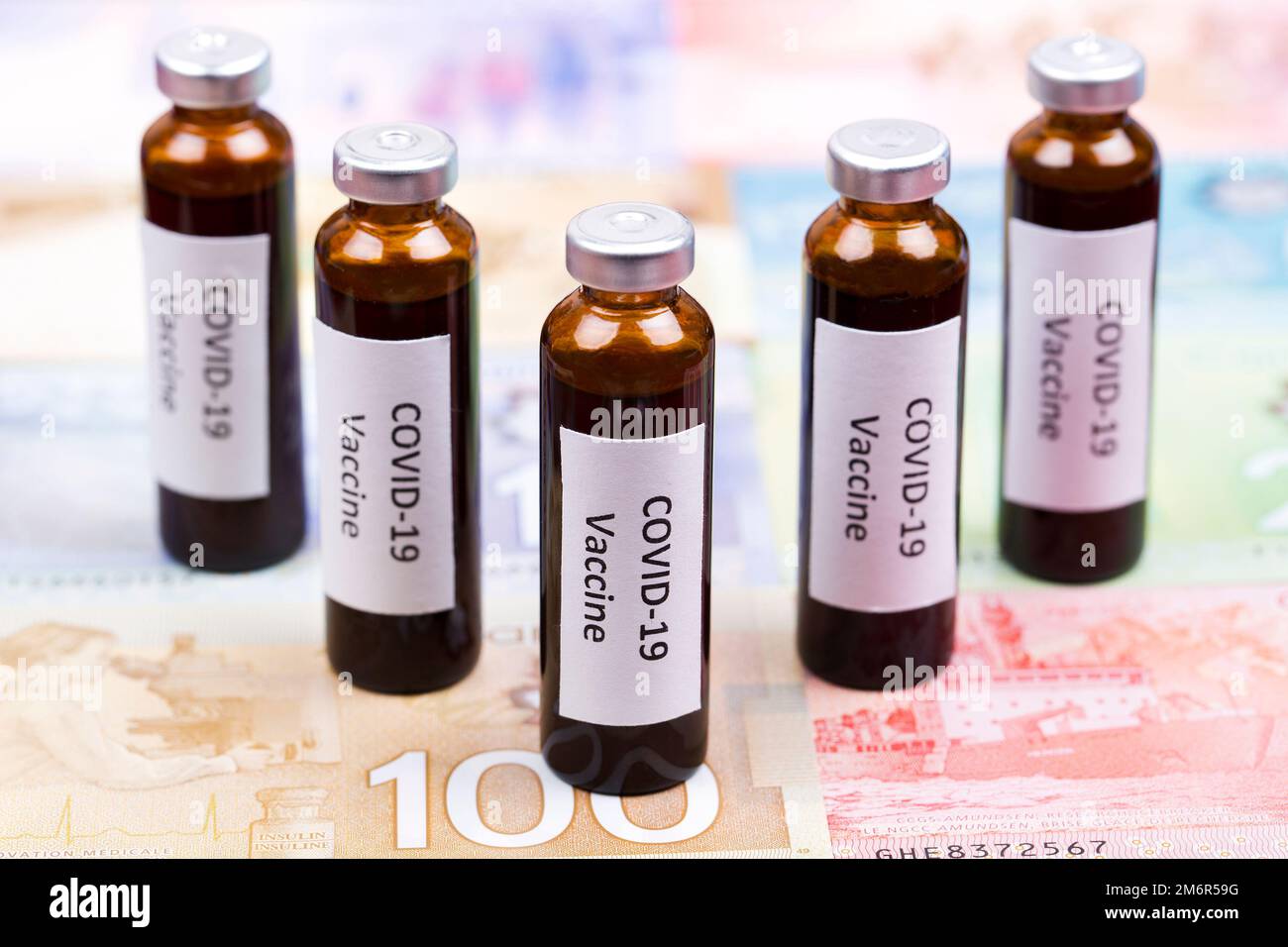 Vaccin contre Covid-19 sur le fond de l'argent canadien Banque D'Images