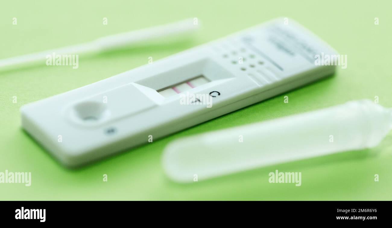 Résultat positif en utilisant un dispositif de test rapide pour COVID-19. Banque D'Images