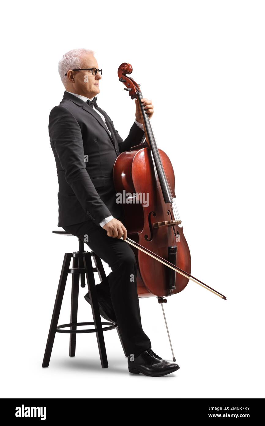 Photo de profil d'un musicien assis sur une chaise avec un instrument de musique violoncelle isolé sur fond blanc Banque D'Images