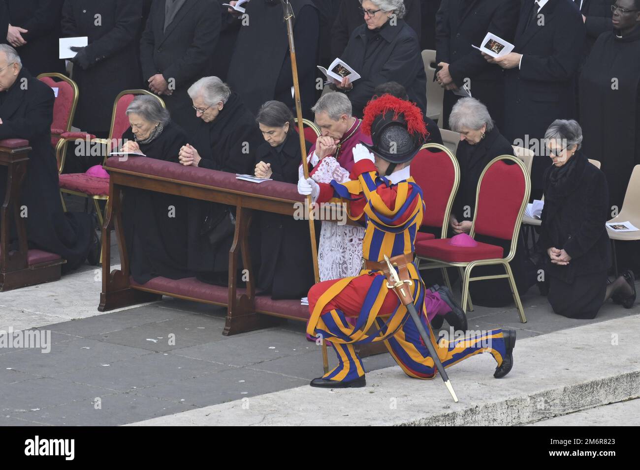 Au cours de la messe funéraire du Pape Benoît XVI sur 5 janvier 2023 à la Basilique Saint-Pierre, Cité du Vatican, Vatican. Banque D'Images