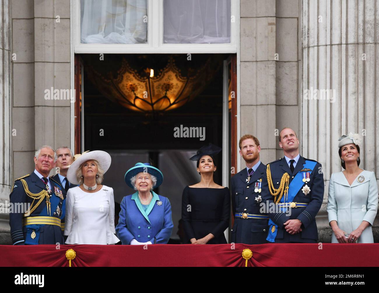Photo du dossier datée du 10/07/18 de (de gauche à droite) le prince de Galles de l’époque, duc d’York (obscurci), la duchesse de Cornwall, feu la reine Elizabeth II, le duc et la duchesse de Sussex, Et le duc et la duchesse de Cambridge, sur le balcon de Buckingham, au Palais où ils regardaient un flipper de la Royal Air Force au-dessus du centre de Londres pour marquer le centenaire de la Royal Air Force. Le duc de Sussex aurait affirmé avoir été attaqué physiquement par son frère à la suite de son mariage avec Meghan Markle. Date de publication : jeudi 5 janvier 2023. Banque D'Images