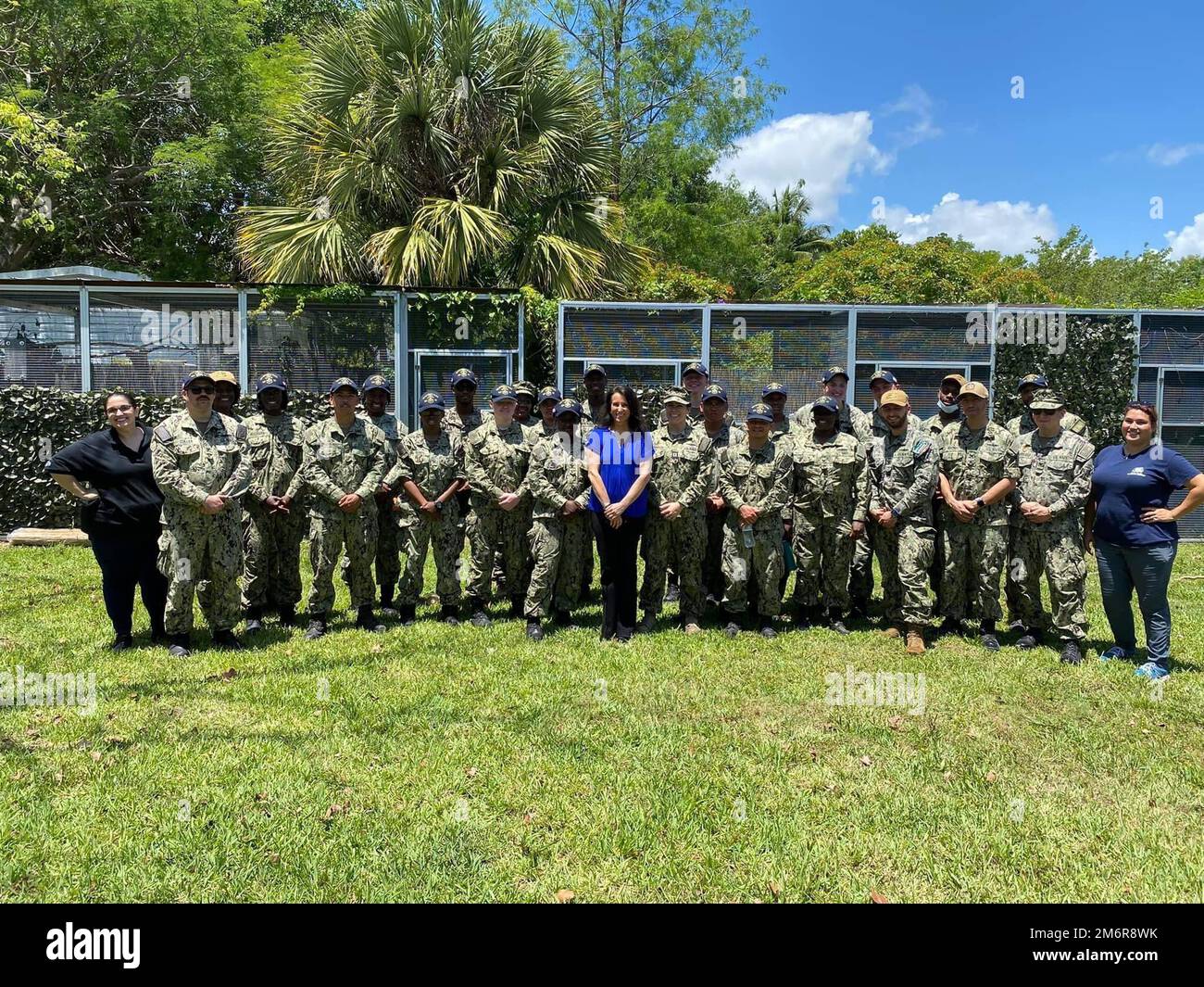 Fort Lauderdale, Floride – Les marins de l'USS Delbert Black (DDG-119), du Groupe d'acquisition de talents de la Marine (NTAG), de Miami et du personnel du Centre de la faune du Sud de la Floride, ont travaillé ensemble pour réparer et restaurer les habitats fauniques du Centre de la faune du Sud de la Floride à fort Lauderdale, en Floride, sur 4 mai. Les semaines de la flotte sont conçues pour montrer aux Américains l’investissement qu’ils ont fait dans leur Marine et pour mieux faire connaître le rôle et le but de la Marine dans notre défense nationale. Banque D'Images