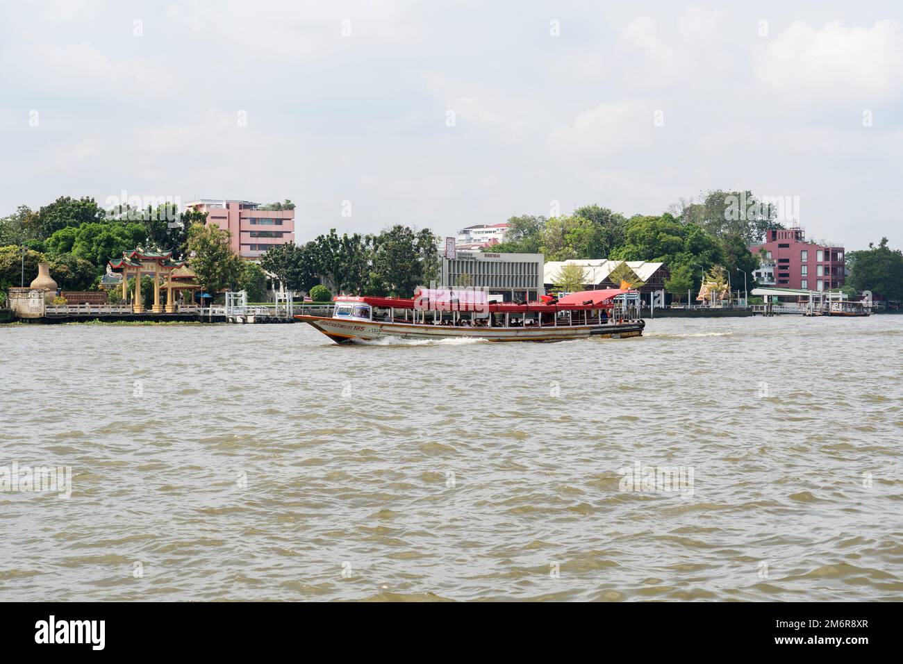 Vue sur Chao Phraya et Bangkok depuis le ferry Banque D'Images