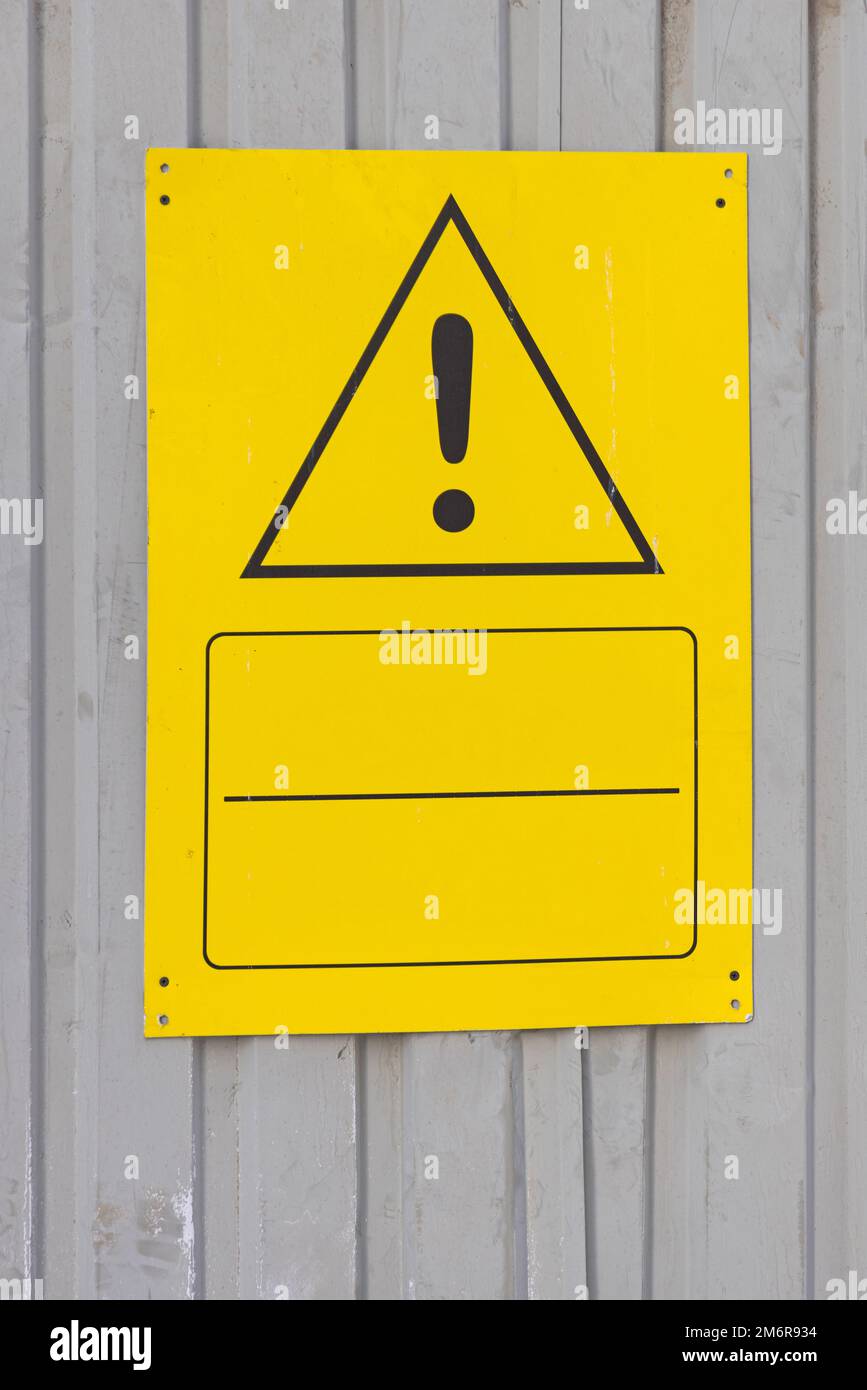 Avertissement de point d'exclamation sur le panneau de sécurité jaune de mise en garde triangulaire Banque D'Images Avertissement de point d'exclamation sur le panneau de sécurité jaune de mise en garde triangulaire Banque D'Images