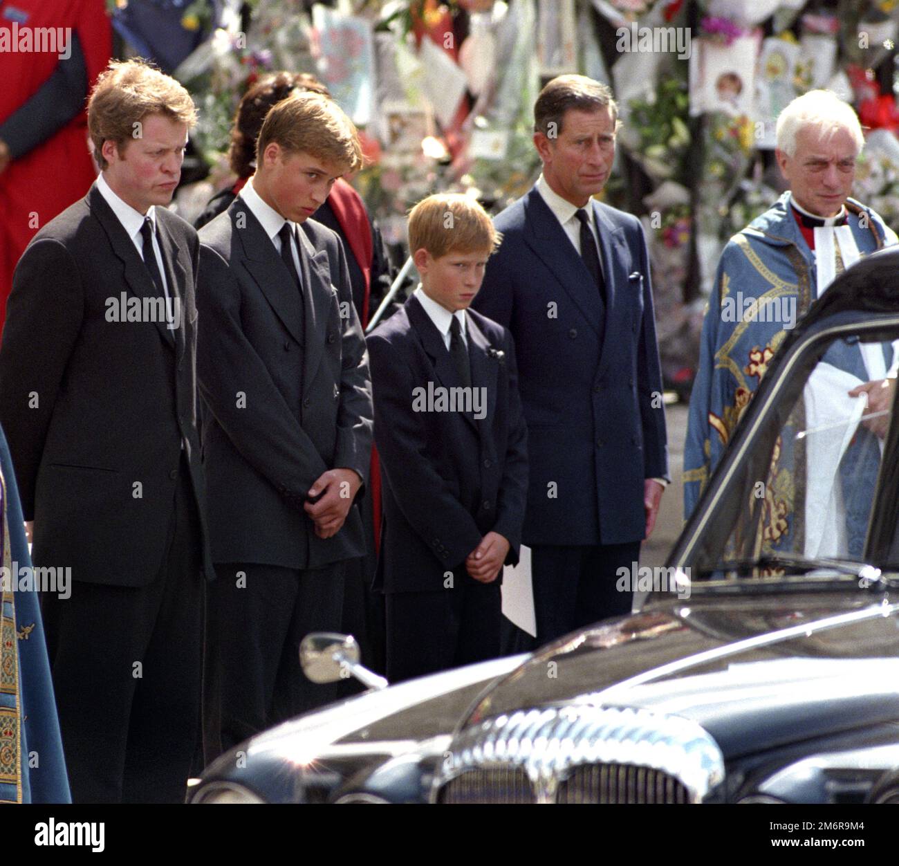 Photo du dossier datée du 6/9/1997 de, de gauche à droite, le comte Spencer, le prince William, le prince Harry et le prince de Galles attendant comme la corbillard portant le cercueil de Diana, la princesse de Galles se prépare à quitter l'abbaye de Westminster après ses funérailles. Le duc de Sussex aurait affirmé avoir été attaqué physiquement par son frère à la suite de son mariage avec Meghan Markle. Date de publication : jeudi 5 janvier 2023. Banque D'Images