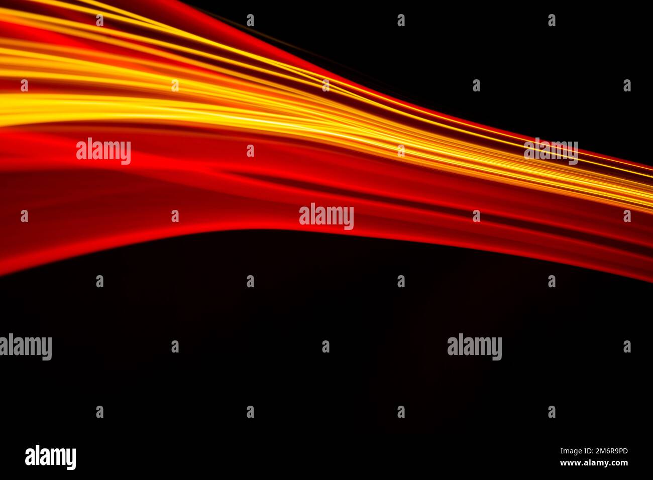 Une vague de lumière futuriste et un design élégant aux lignes lumineuses. Résumé de la technologie moderne. Banque D'Images