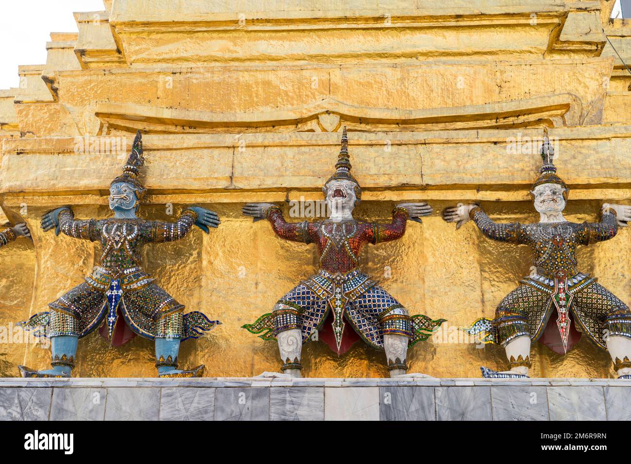 Les statues de gardiens de démons au Grand Palais de Bangkok, Thaïlande Banque D'Images