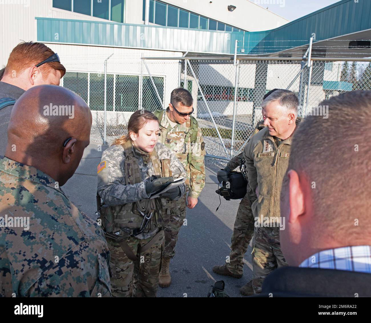 Général Glen Vanherck, commandant, Commandement de la défense aérospatiale de l'Amérique du Nord et États-Unis Le Commandement du Nord et le Sgt. Maj. James Porterfield, chef principal du Commandement, NORAD et USNORTHCOM, se préparent à monter à bord d'un hélicoptère UH-60 en route vers la station de la Force spatiale de dégagement, Alaska, 4 mai 2022. L'équipe de direction s'est rendue à Clear SFS pour rencontrer des dirigeants et visiter les radars améliorés de détection précoce et de discrimination à longue portée, sous la responsabilité de Clear SFS. Le SFS clair a été un élément essentiel de la dissuasion intégrale à l'appui de la mission de défense intérieure du NORAD depuis la création de la Force aérienne américaine B Banque D'Images