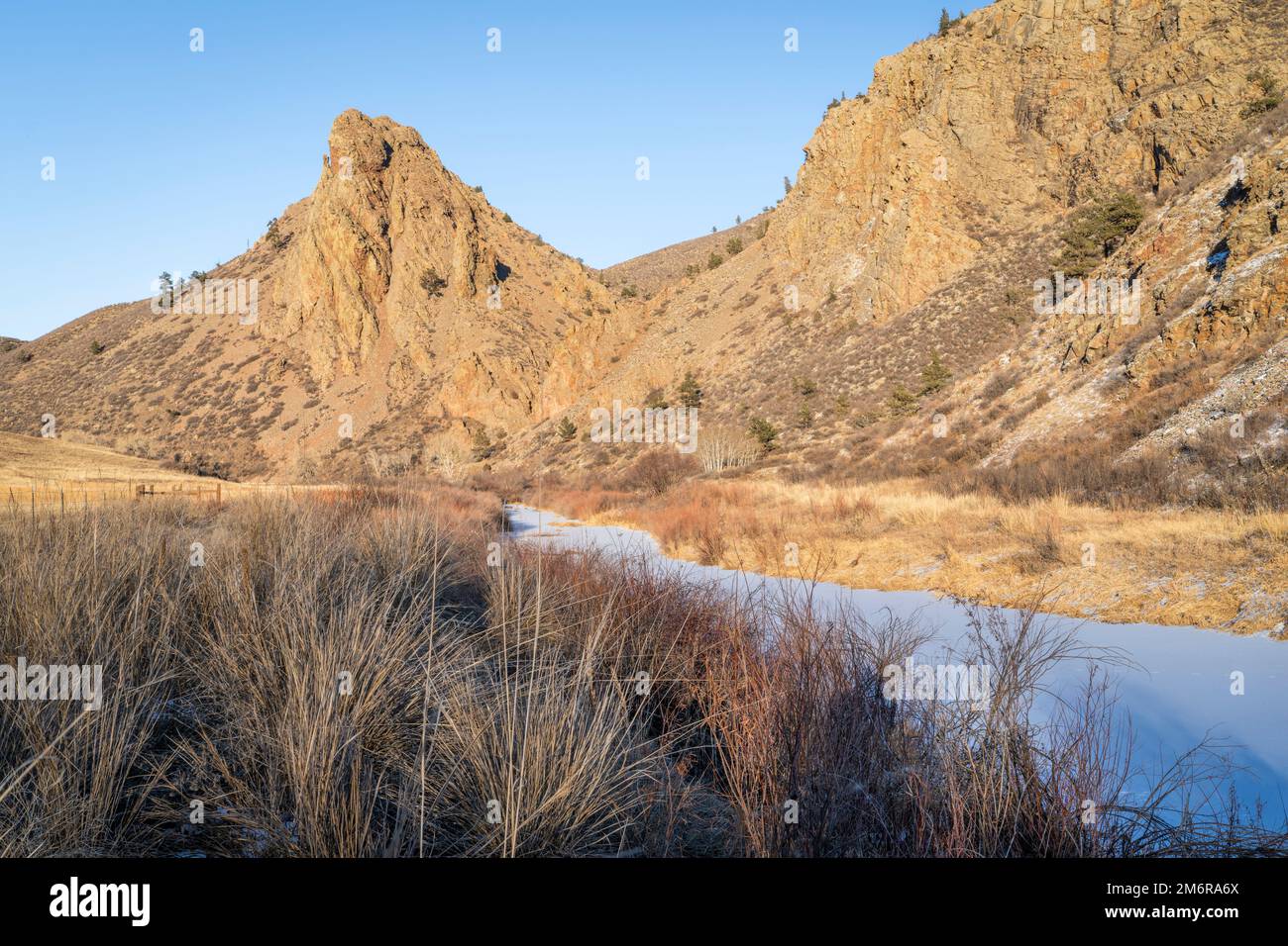 Eagle Nest Rock et la fourche nord gelée de la rivière cache la poudre dans le nord du Colorado à Livermore près de fort Collins, paysage d'hiver Banque D'Images