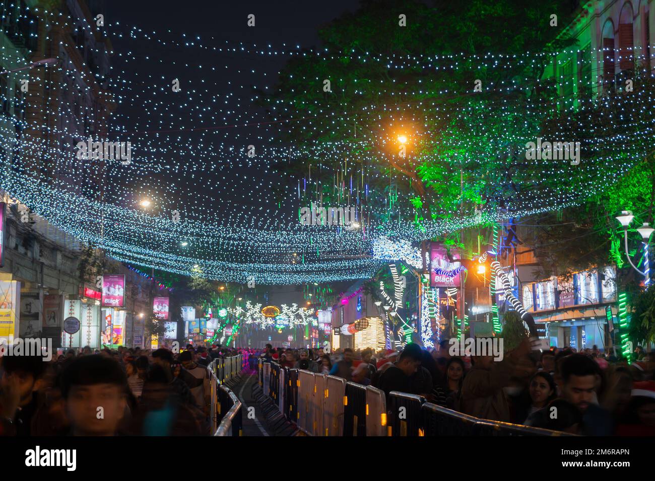 Kolkata, Bengale occidental, Inde - 26.12.2018 : lumières décorées et fête de Noël dans la rue illuminée du Parc avec joie et ambiance festive de fin d'année. Banque D'Images