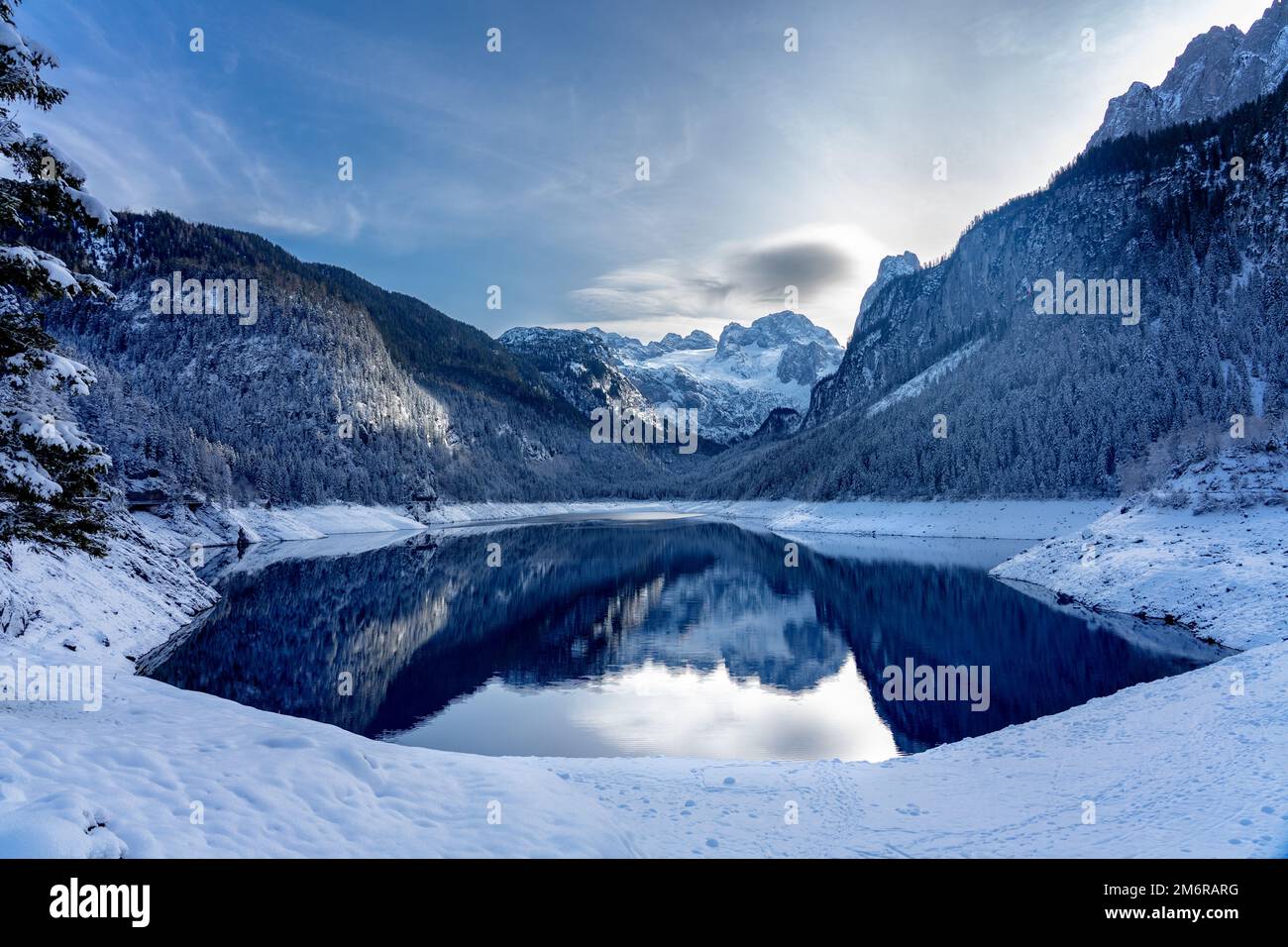 Magnifique paysage d'hiver enneigé avec la montagne de Dachstein et Goausee en Autriche près de Hallstatt . Banque D'Images