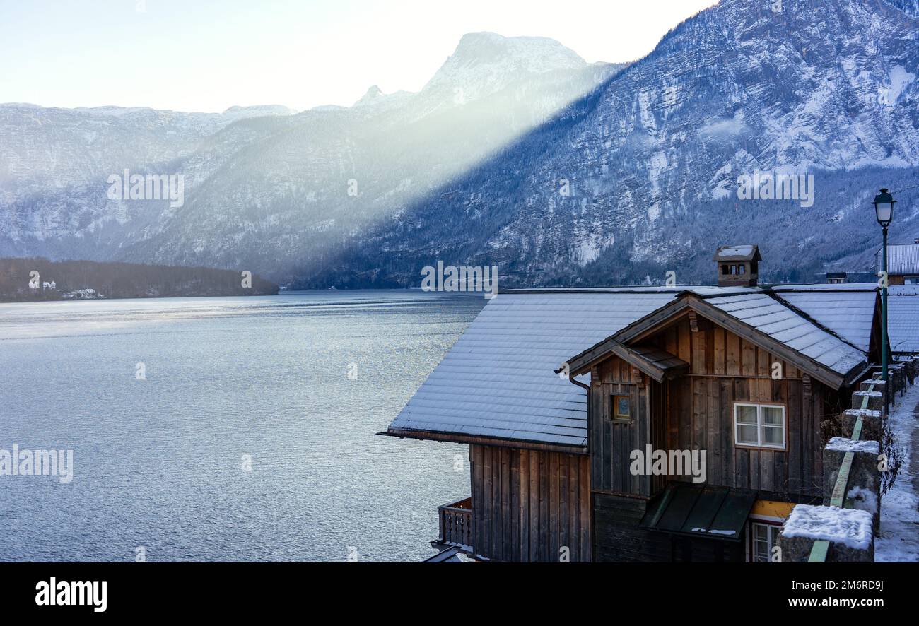 Magnifique paysage urbain de la ville spéciale Hallstatt en Autriche Salzkammergut neige hiver montagnes et lac et détails en bois . Banque D'Images