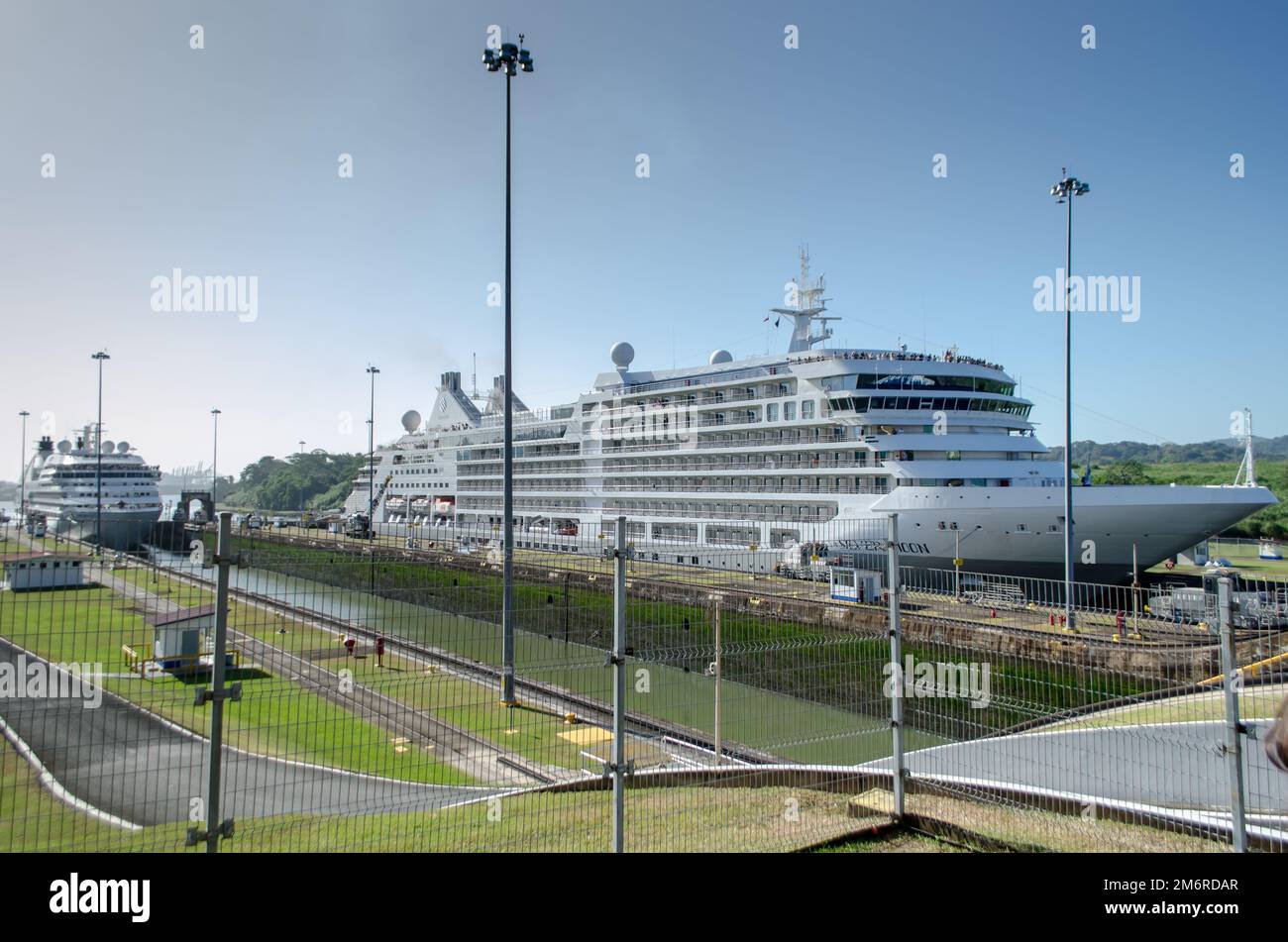 Bateau de croisière traversant les écluses de Miraflores dans le canal de Panama Banque D'Images