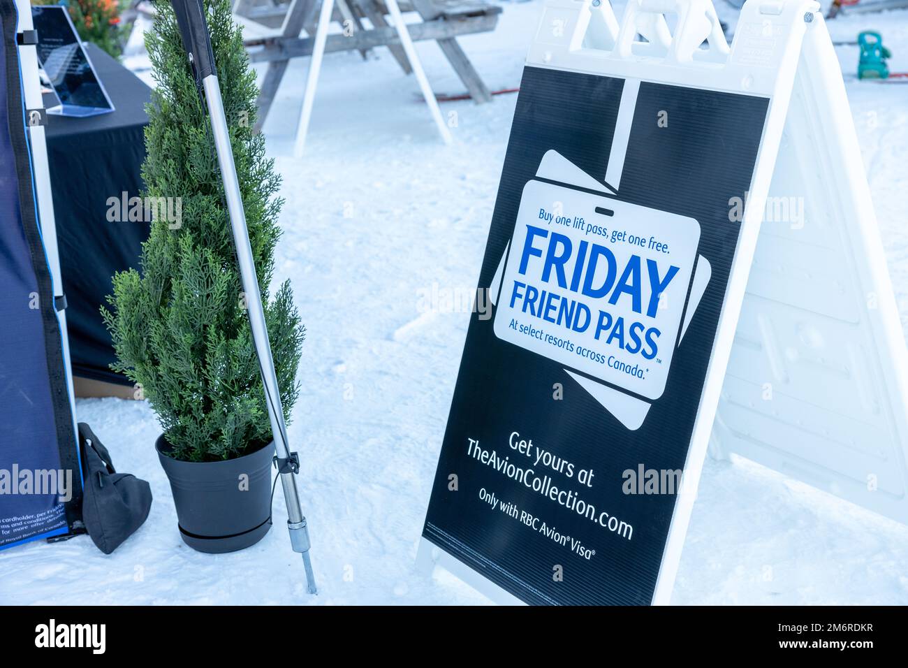Vancouver, Canada - 16 décembre,2022: Une vue de l'affiche passe d'ami du vendredi par Visa d'avion de RBC à la station de ski de Grouse Mountain Banque D'Images
