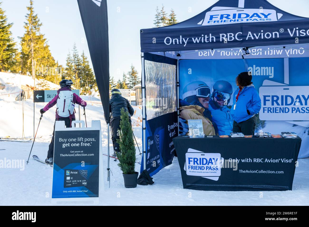 Vancouver, Canada - 16 décembre,2022: Une vue de l'affiche passe d'ami du vendredi par Visa d'avion de RBC à la station de ski de Grouse Mountain Banque D'Images