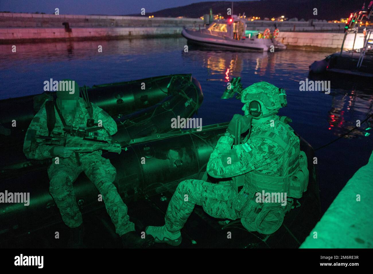 Les forces navales spéciales (VSS) croates chargent dans des bateaux de zodiaque pour un exercice de plongée de nuit dans le cadre de l'exercice Trojan Footprint à Split, Croatie, 4 mai 2022. L'exercice Trojan Footprint est le premier exercice des forces d'opérations spéciales en Europe qui se concentre sur l'amélioration de la capacité de la SOF à contrer une myriade de menaces, augmente l'intégration avec les forces conventionnelles et améliore l'interopérabilité avec nos alliés de l'OTAN et nos partenaires européens. Banque D'Images