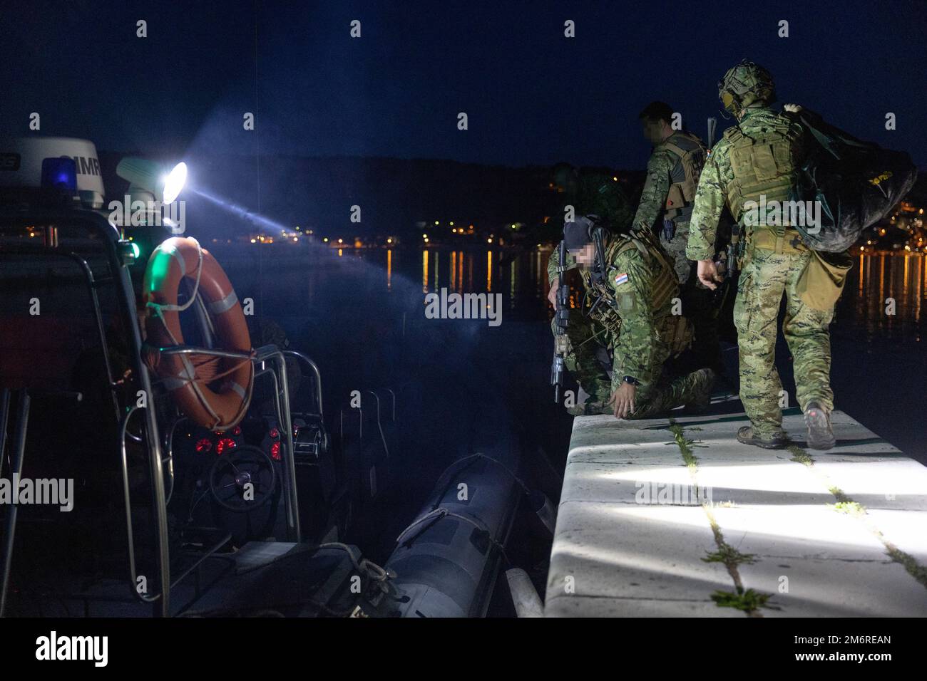 Les forces navales spéciales (VSS) croates chargent dans des bateaux de zodiaque pour un exercice de plongée de nuit dans le cadre de l'exercice Trojan Footprint à Split, Croatie, 4 mai 2022. L'exercice Trojan Footprint est le premier exercice des forces d'opérations spéciales en Europe qui se concentre sur l'amélioration de la capacité de la SOF à contrer une myriade de menaces, augmente l'intégration avec les forces conventionnelles et améliore l'interopérabilité avec nos alliés de l'OTAN et nos partenaires européens. Banque D'Images