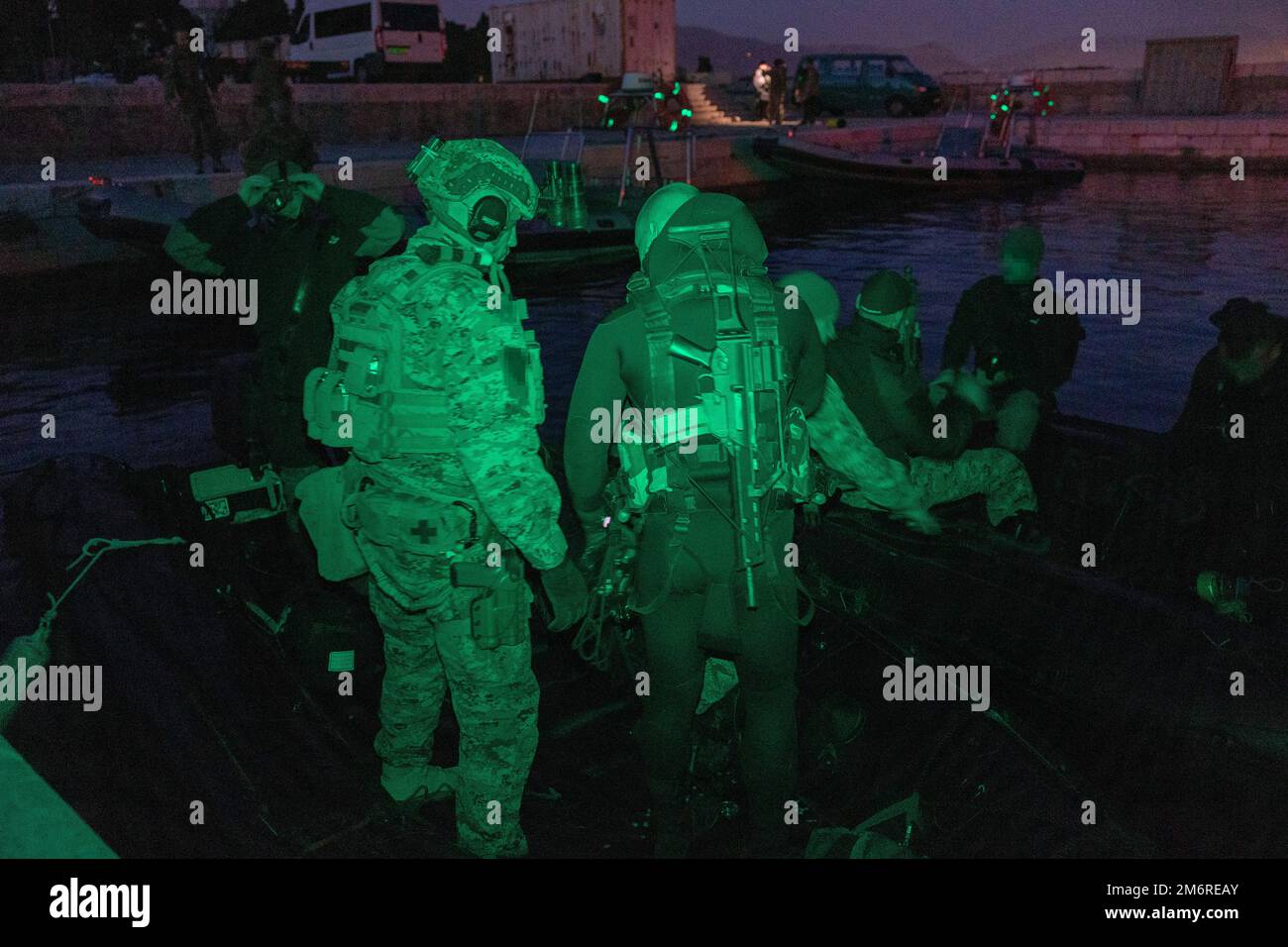 Forces navales spéciales croates (VSS) et membres des États-Unis Le Warefare spécial naval est chargé dans les bateaux du zodiaque pour un exercice de plongée de nuit dans le cadre de l'exercice Trojan Footprint à Split, Croatie, 4 mai 2022. L'exercice Trojan Footprint est le premier exercice des forces d'opérations spéciales en Europe qui se concentre sur l'amélioration de la capacité de la SOF à contrer une myriade de menaces, augmente l'intégration avec les forces conventionnelles et améliore l'interopérabilité avec nos alliés de l'OTAN et nos partenaires européens. Banque D'Images