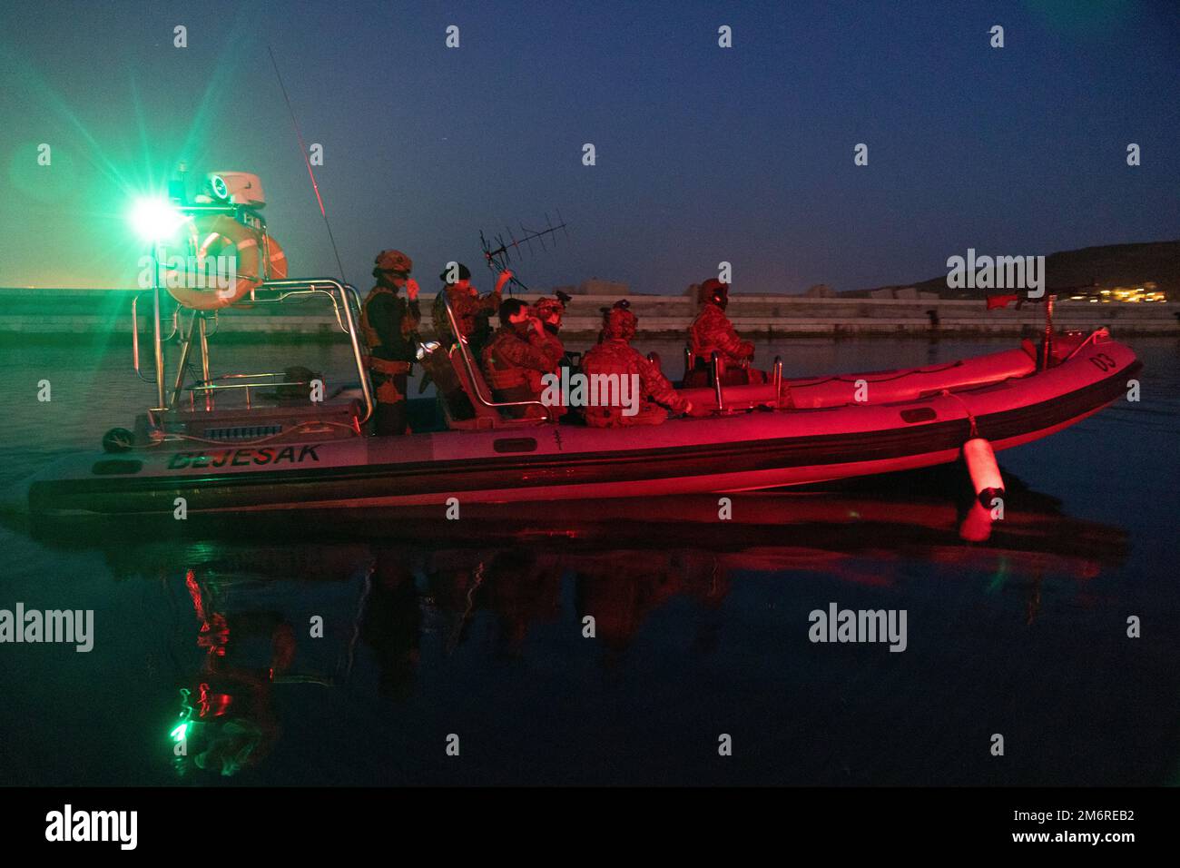 Forces navales spéciales croates (VSS) et membres des États-Unis Spécial naval Warefare part du port via des bateaux de zodiaque pour un exercice de plongée de nuit dans le cadre de l'exercice Trojan Footprint à Split, Croatie, 4 mai 2022. L'exercice Trojan Footprint est le premier exercice des forces d'opérations spéciales en Europe qui se concentre sur l'amélioration de la capacité de la SOF à contrer une myriade de menaces, augmente l'intégration avec les forces conventionnelles et améliore l'interopérabilité avec nos alliés de l'OTAN et nos partenaires européens. Banque D'Images