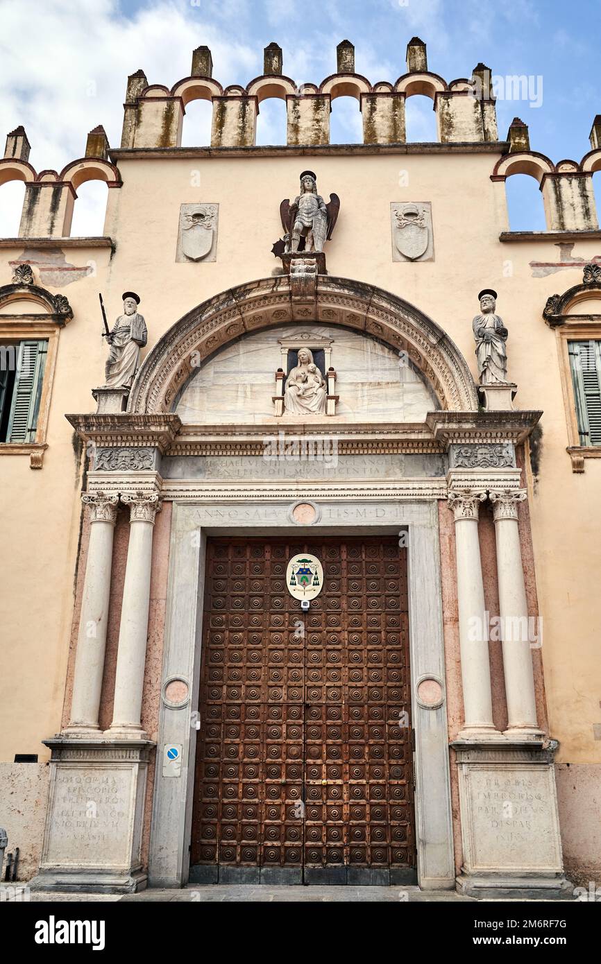 Porte d'entrée du palais historique de l'évêque - Palazzo del Vescovado dans la ville de Vérone, Italie Banque D'Images