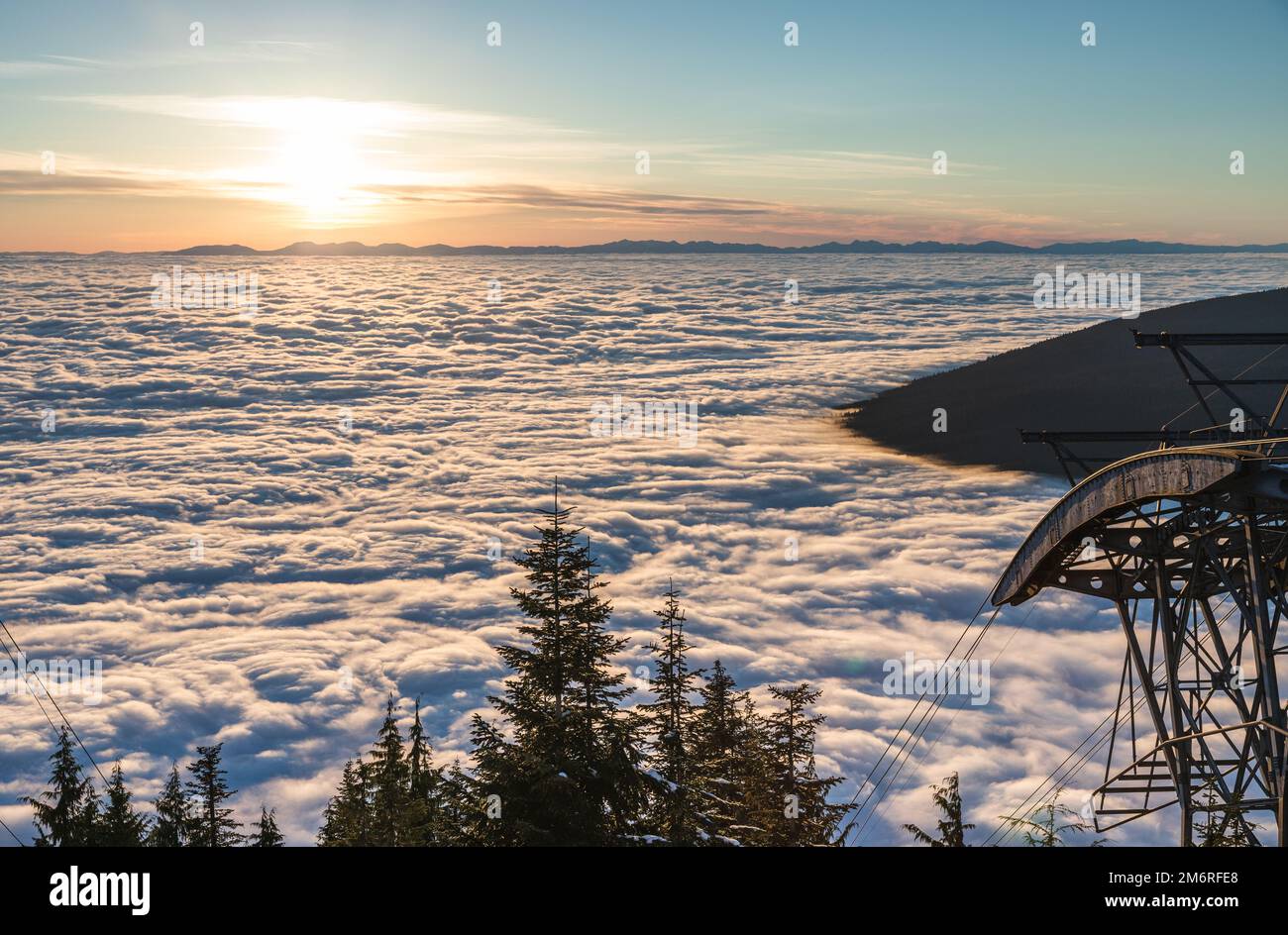 Vue panoramique sur la télécabine Skyride au sommet de Vancouver, au-dessus des White Puffy Clouds, au coucher du soleil Banque D'Images