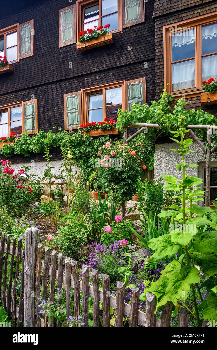 Façade de galets en bois avec jardin de chalets, Hindelang, Allgaeu, Bavière, Allemagne Banque D'Images