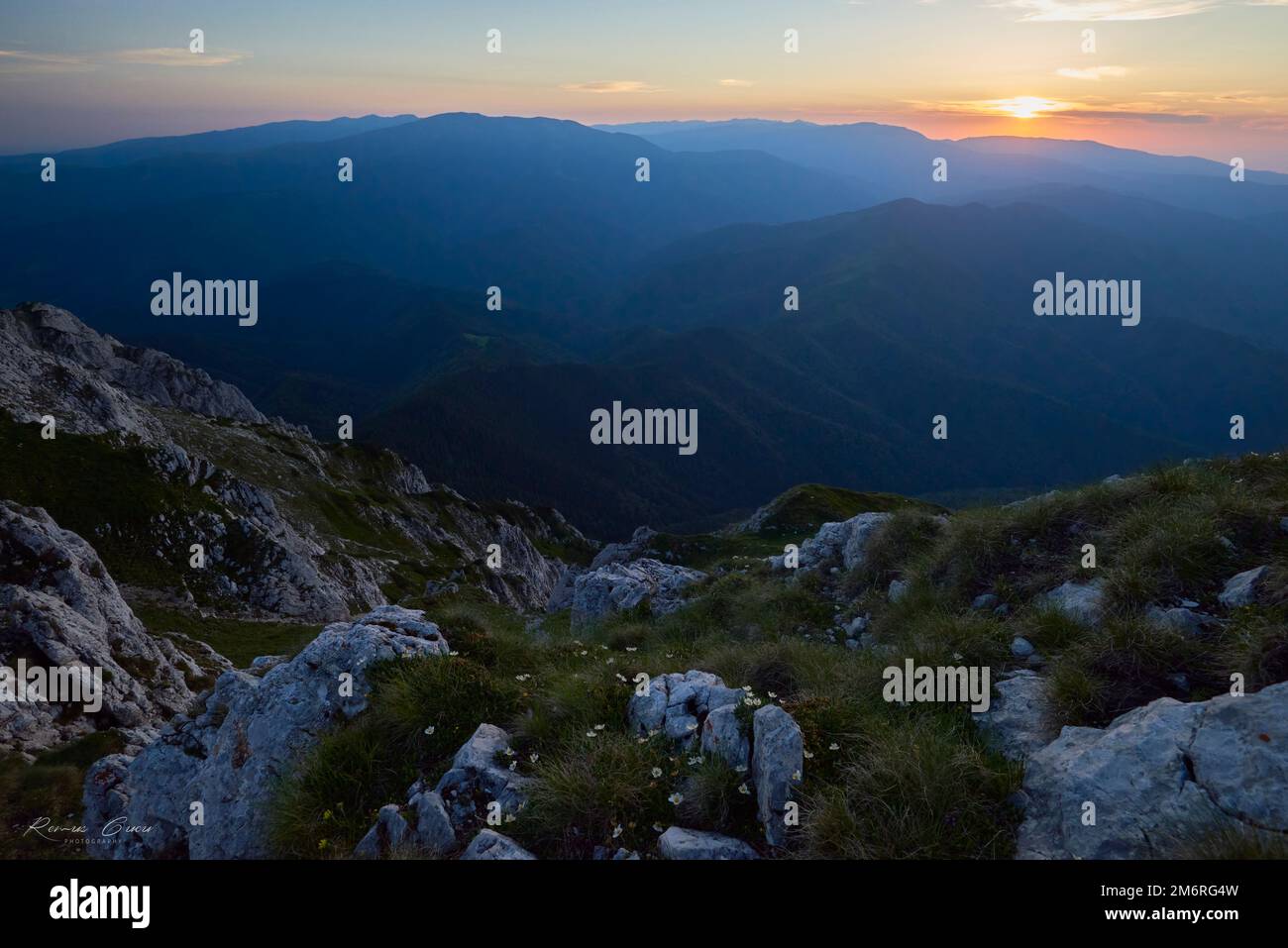 Coucher de soleil sur les montagnes. Piatra CRAiului montagnes, Roumanie Banque D'Images