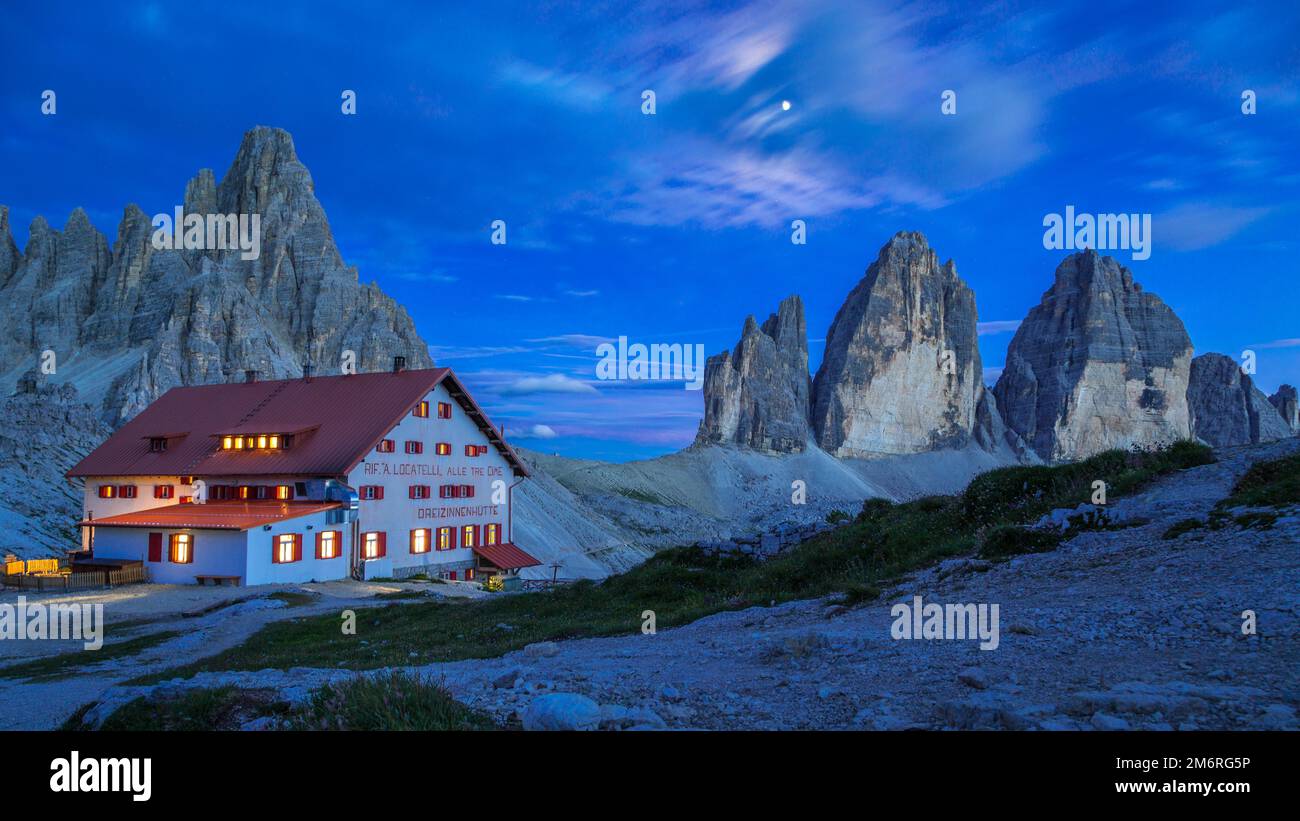 Cabane de montagne Dreizinnenhuette avec massif rocheux Paternkofel et montagnes trois sommets la nuit, Dolomites, Tyrol du Sud, Italie Banque D'Images