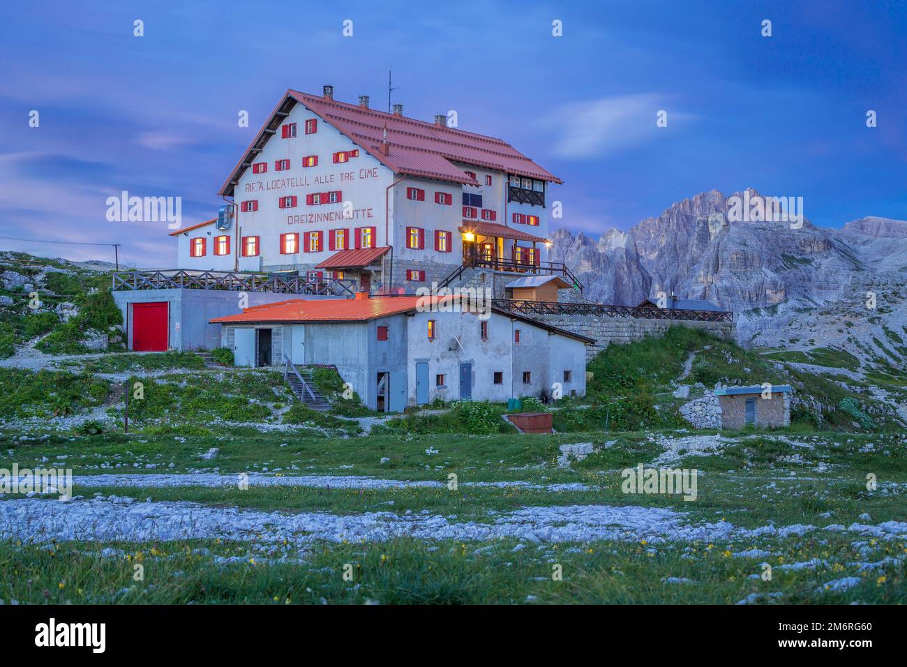 Three Peaks Mountain Hut au crépuscule, Three Peaks Mountains, Dolomites, Tyrol du Sud, Italie Banque D'Images