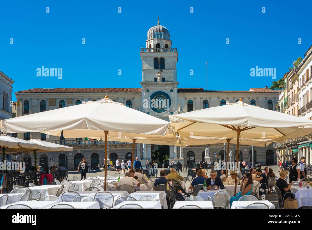 Piazza dei Signori Padoue, vue en été des personnes assises aux tables de café de la pittoresque Piazza dei Signori à Padoue (Padova), Vénétie, Italie Banque D'Images