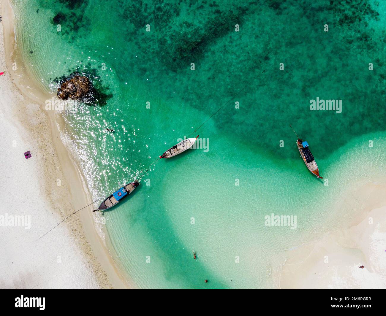 Antenne de la plage de North point avec bateaux de pêche, Koh Lipe, Parc national de Tarutao, Thaïlande, Mueang Satun, Thaïlande Banque D'Images