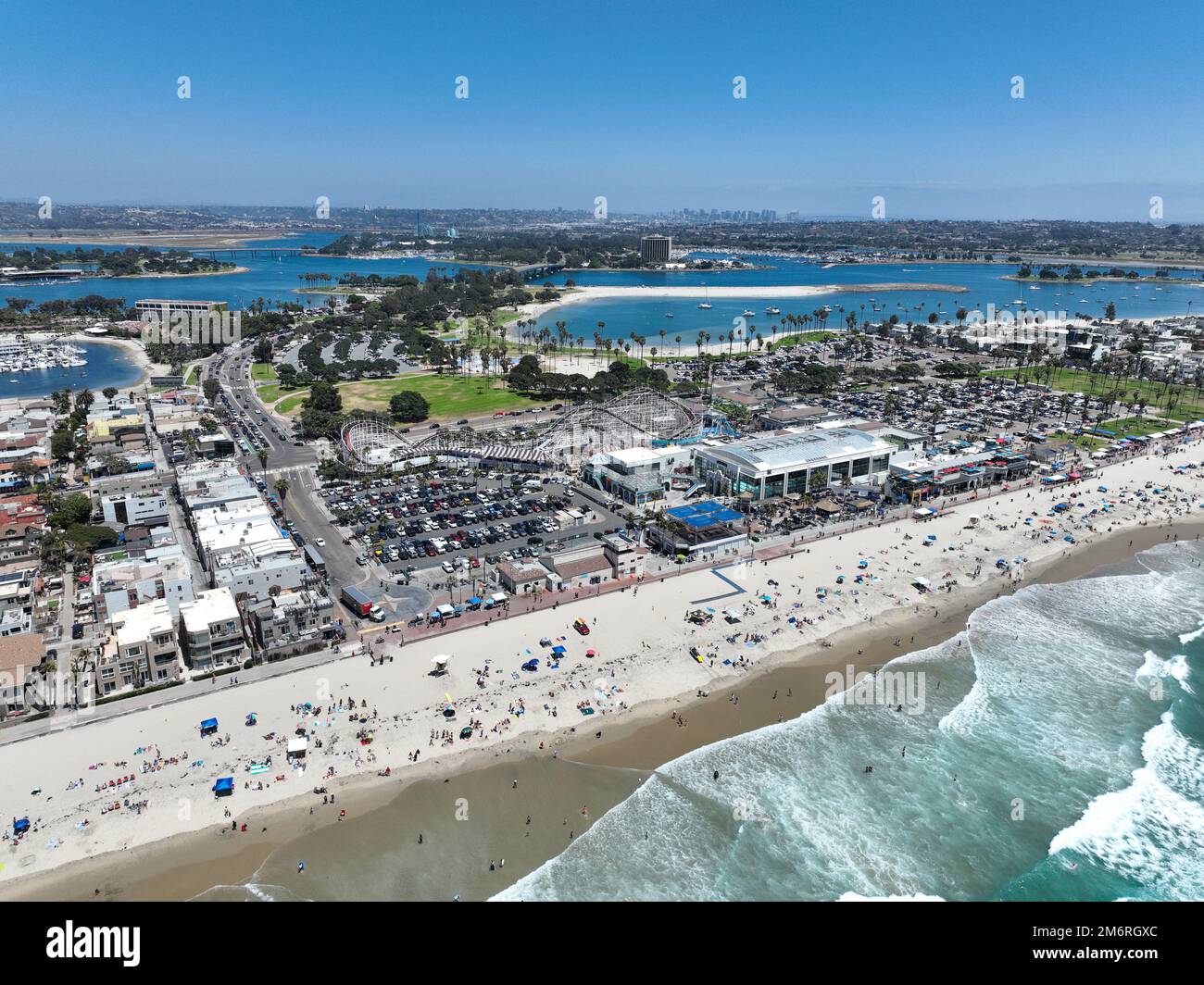 Vue aérienne de Belmont Park, un parc d'attractions construit en 1925 sur la promenade de Mission Beach, San Diego, Californie, États-Unis Banque D'Images