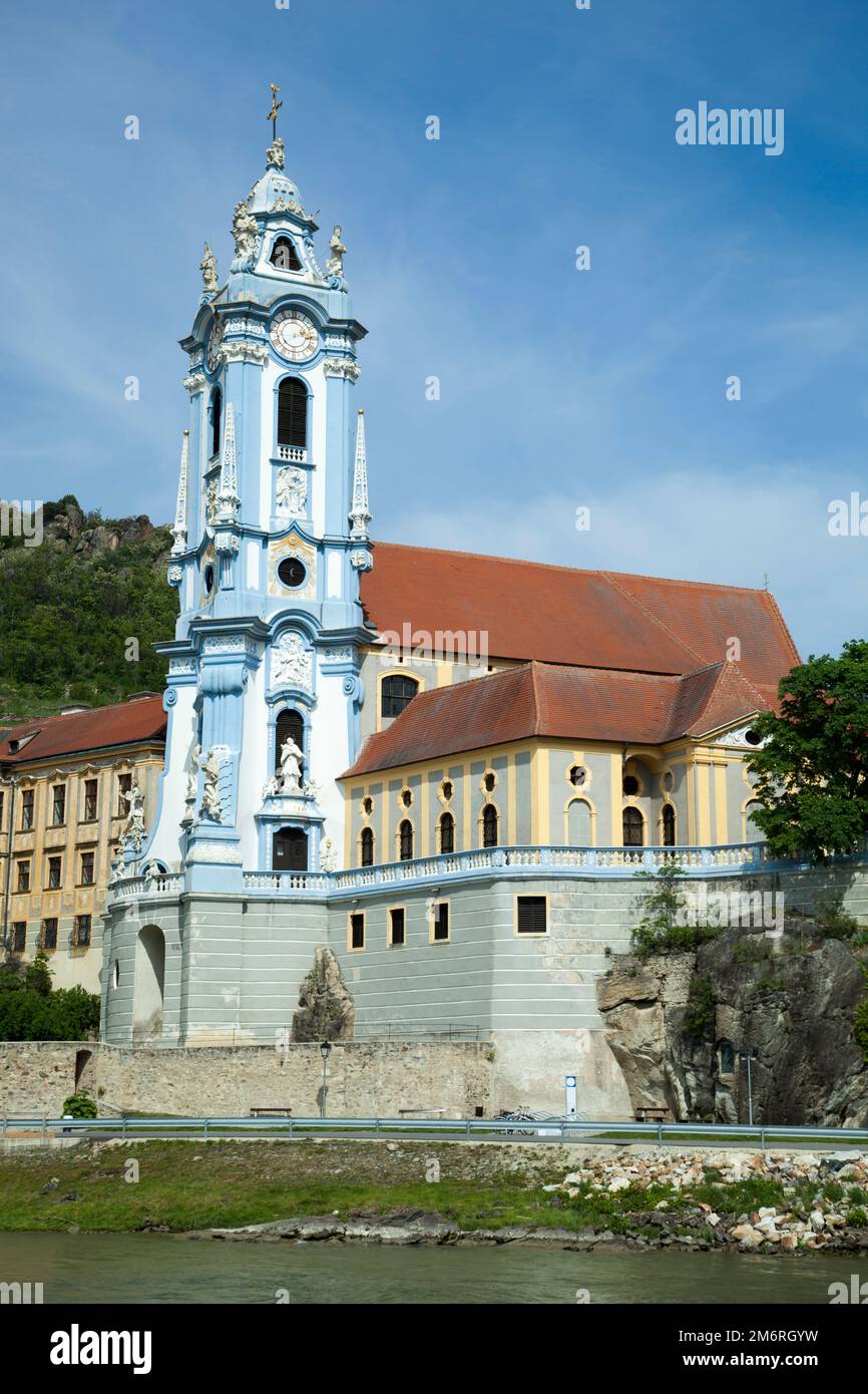 Vue sur l'abbaye historique de la ville de Durnstein datant du 18th siècle, au bord du Danube, le point de repère de la région de Wachau (Autriche). Banque D'Images