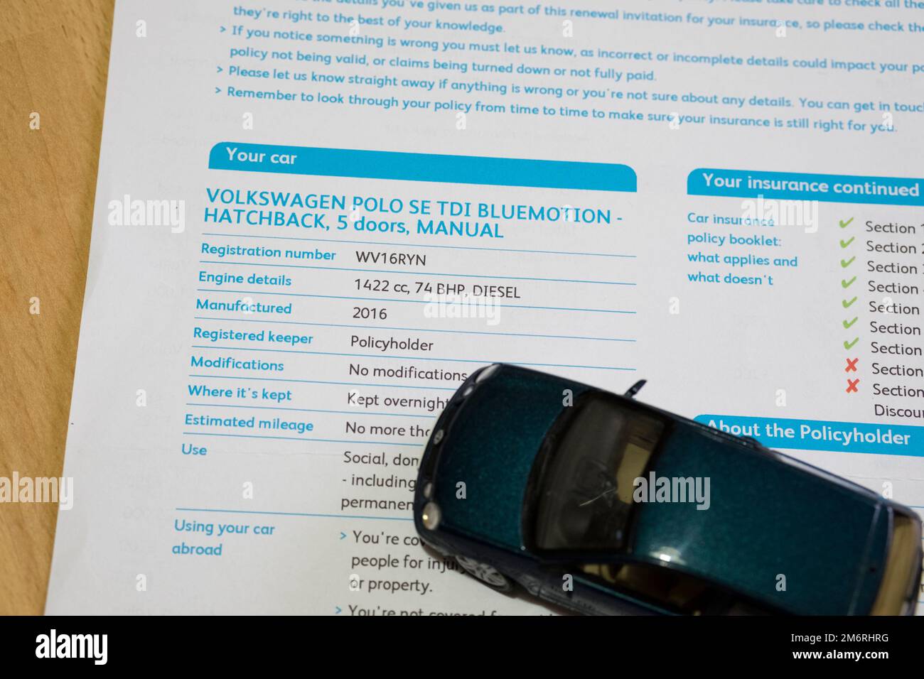 Documents d'assurance automobile. Concept du coût de la vie inclus. Banque D'Images