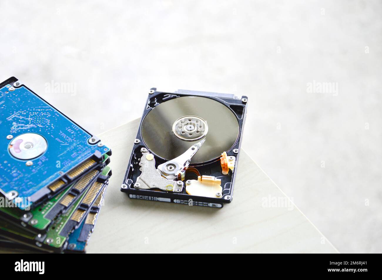 les images de disque dur de type disque tournant de 2,5 pouces sont encore  couramment utilisées aujourd'hui Photo Stock - Alamy