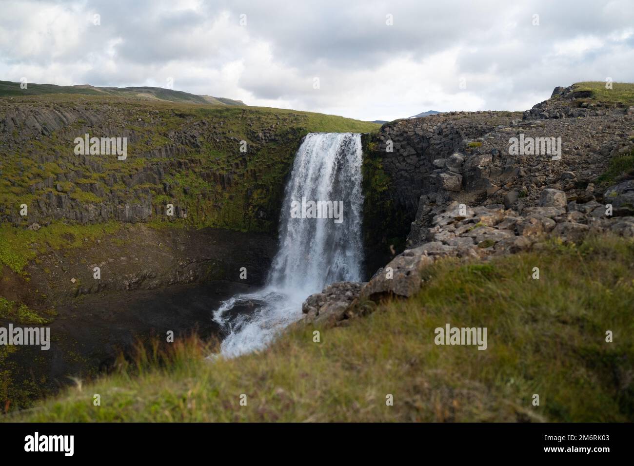Chute d'eau de Kerlingarfoss près d'Olafsvik, sur la péninsule de Snaflsnes en Islande. Banque D'Images
