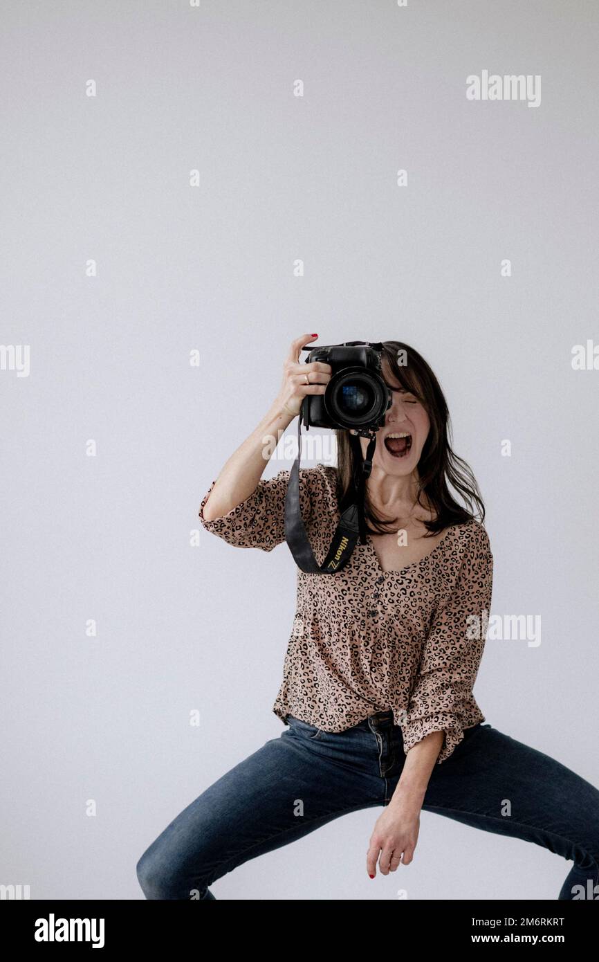 Femme en action avec caméra Banque D'Images