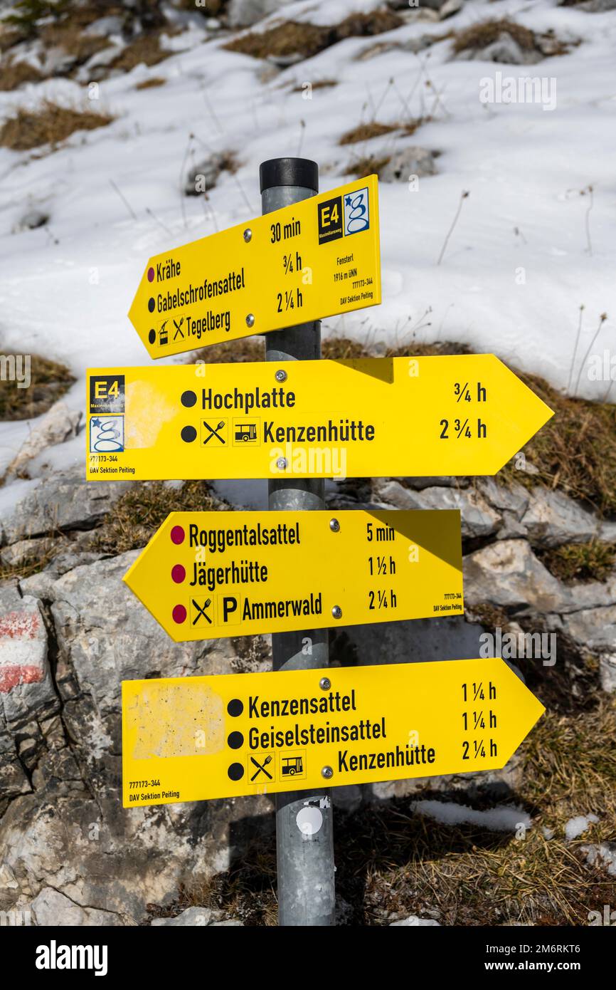 Randonnée panneau en hiver, chemin vers Ammergauer Hochplatte, Alpes d'Ammergau, Bavière, Allemagne Banque D'Images