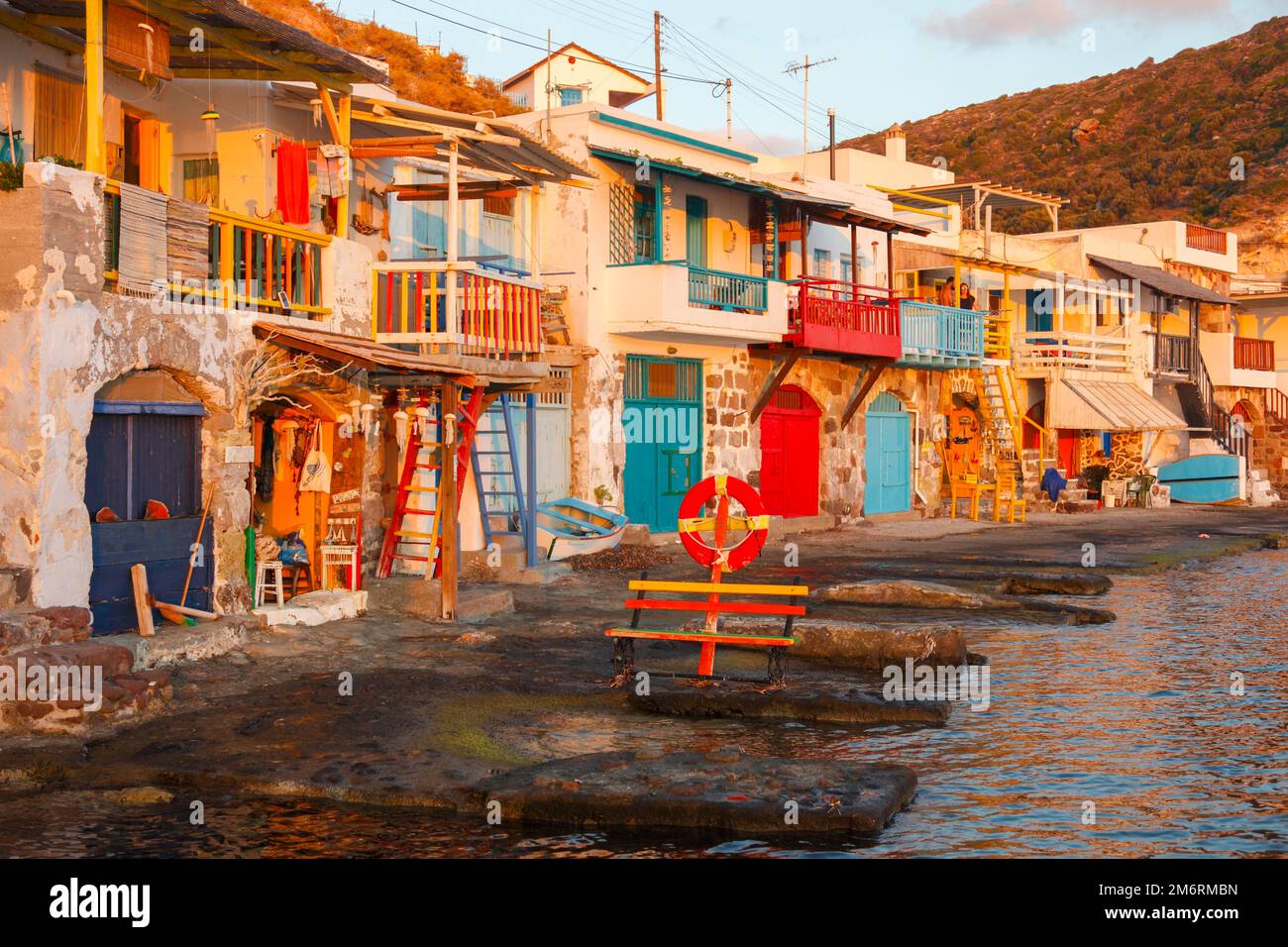 Le pittoresque village de pêcheurs avec les Syrmata (serres de bateaux) dans le petit village de Klima sur l'île de Milos, Cyclades, Grèce Banque D'Images