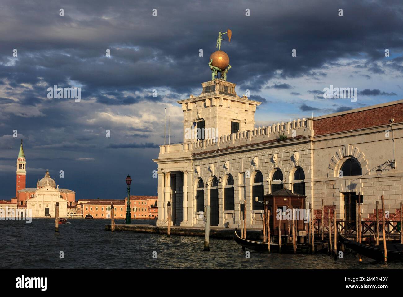 Dogana da Mar, girouette mobile de la déesse Fortuna sur un globe doré, porté par des atlas, avec l'Isola San Georgio di Maggiore derrière, Venise Banque D'Images